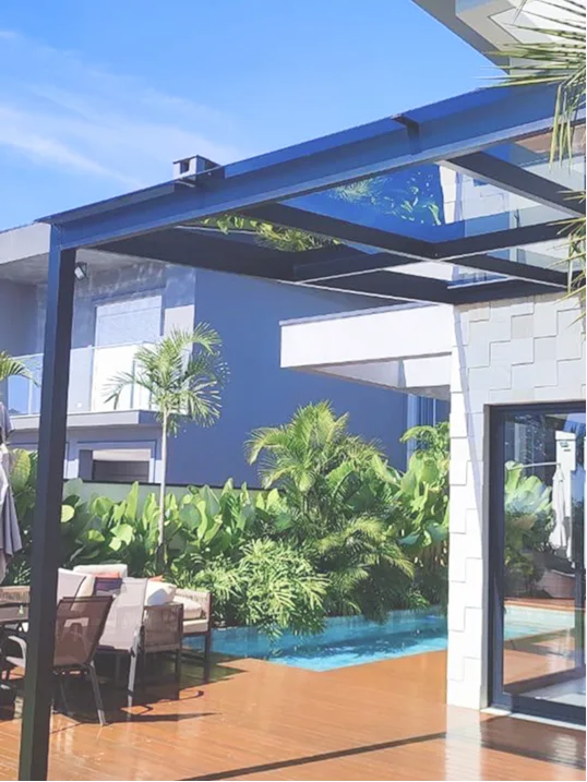 Pergola de alumínio sobre área de lazer com piscina