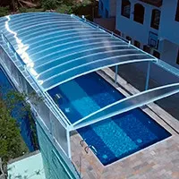 Cobertura retrátil sobre piscina