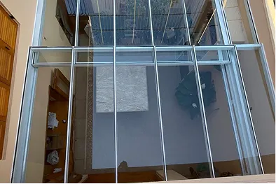 Fechamento de vidro em vão residencial